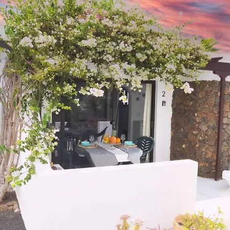 Bungalow At Playa Flamingo Apartment With Shared Pool 5 Minutes From The Beach Apartamento Playa Blanca (Lanzarote)